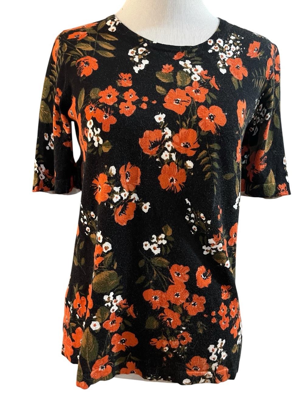 ANN TAYLOR FACTORY SHORT SLEEVE FLORAL PRINT LIGHTWEIGHT KNIT TOP BLK ORG SIZE S
